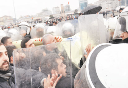 Taksim’de CHP’li gençlere gazlı müdahale