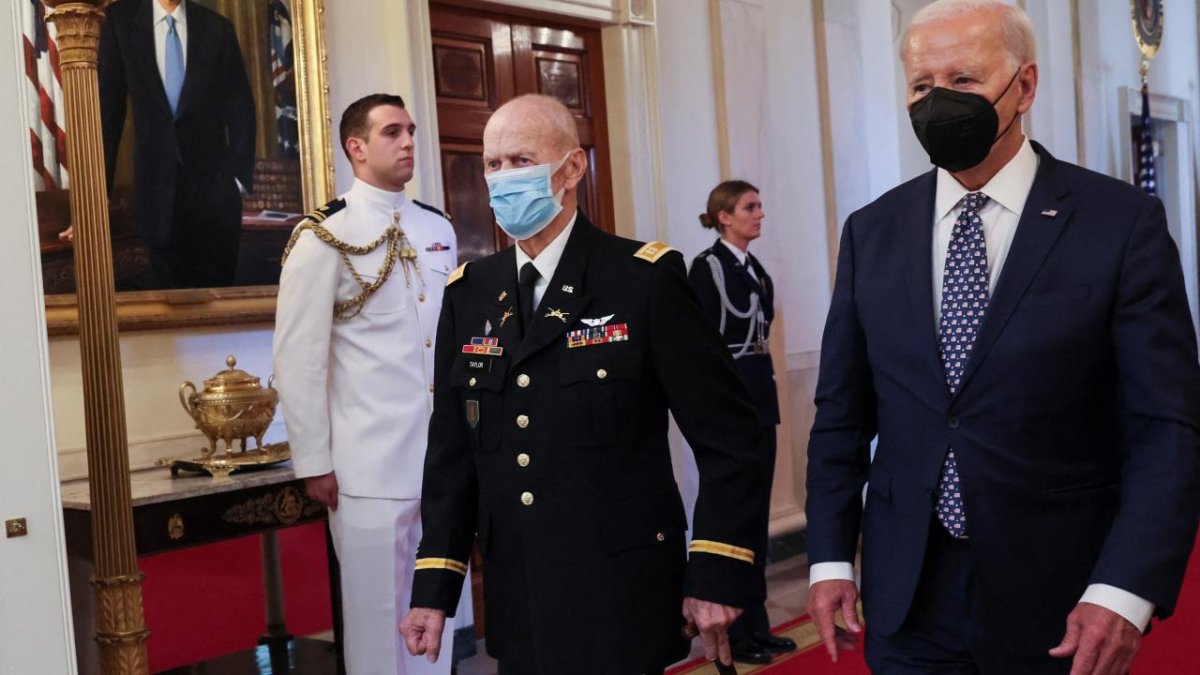 ABD Başkanı Biden madalya törenine maskeyle katıldı
