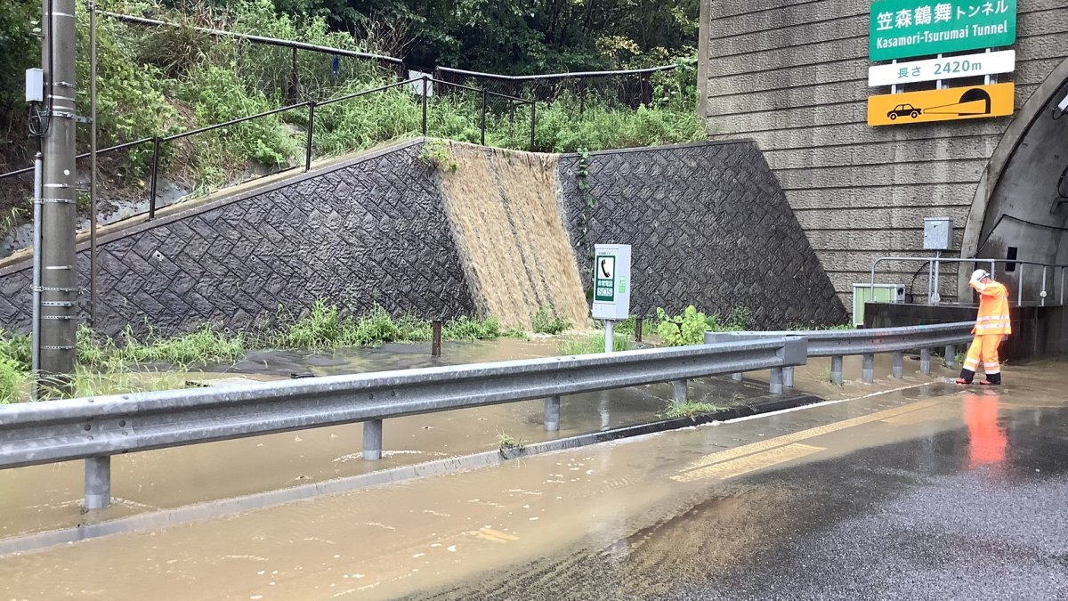 Japonya'da tropikal fırtına alarmı: Nehirler taştı, sürücüler yolda kaldı