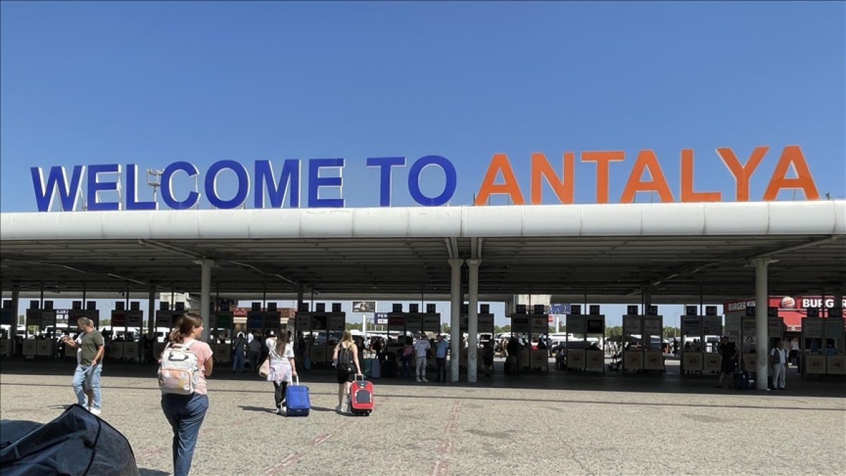 Antalya’ya havadan 11 milyon turist yağdı