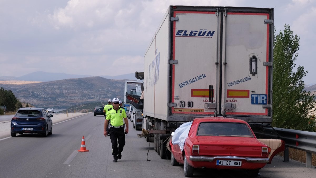 TIR'a arkadan çarpan otomobilin sürücüsü öldü, eşi ağır yaralı