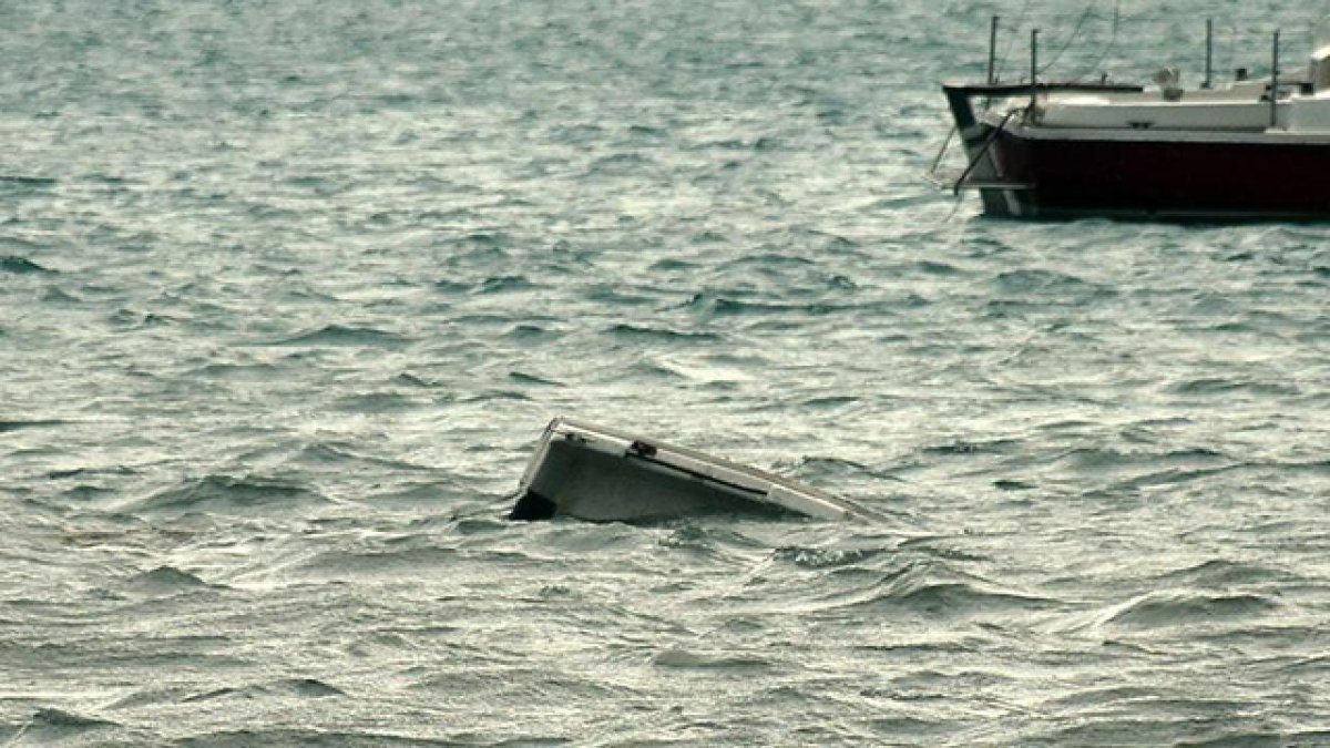 Yolcu teknesi battı 15 kişi hayatını kaybetti