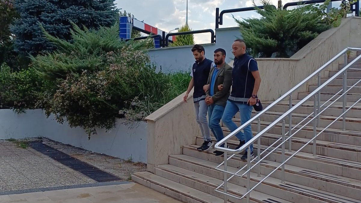 Turist kılığında yurt dışına kaçmak isteyen 4 sığınmacı yakalandı