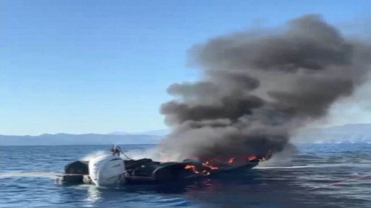 Fethiye’de 6 metrelik bot alev alev yandı
