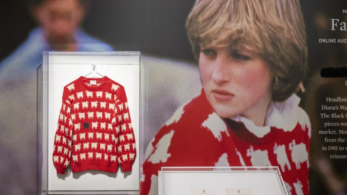Prenses Diana'nın ikonik kazağı 1,1 milyon dolara satıldı
