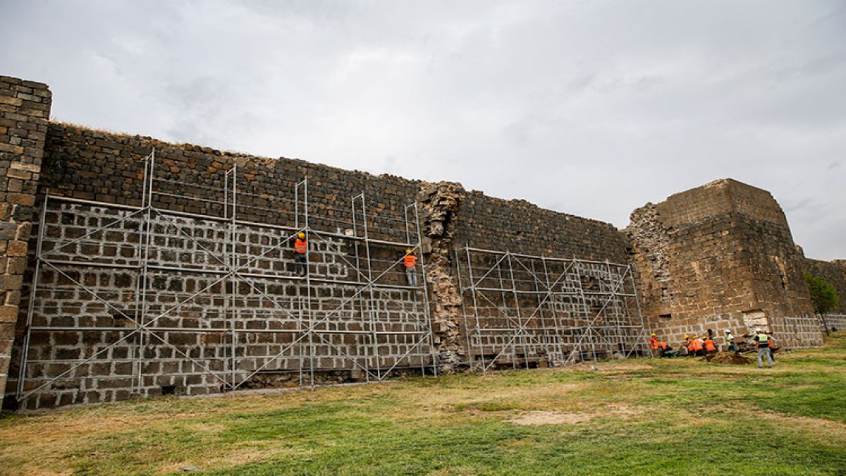Tarihi surların restorasyonu devam ediyor