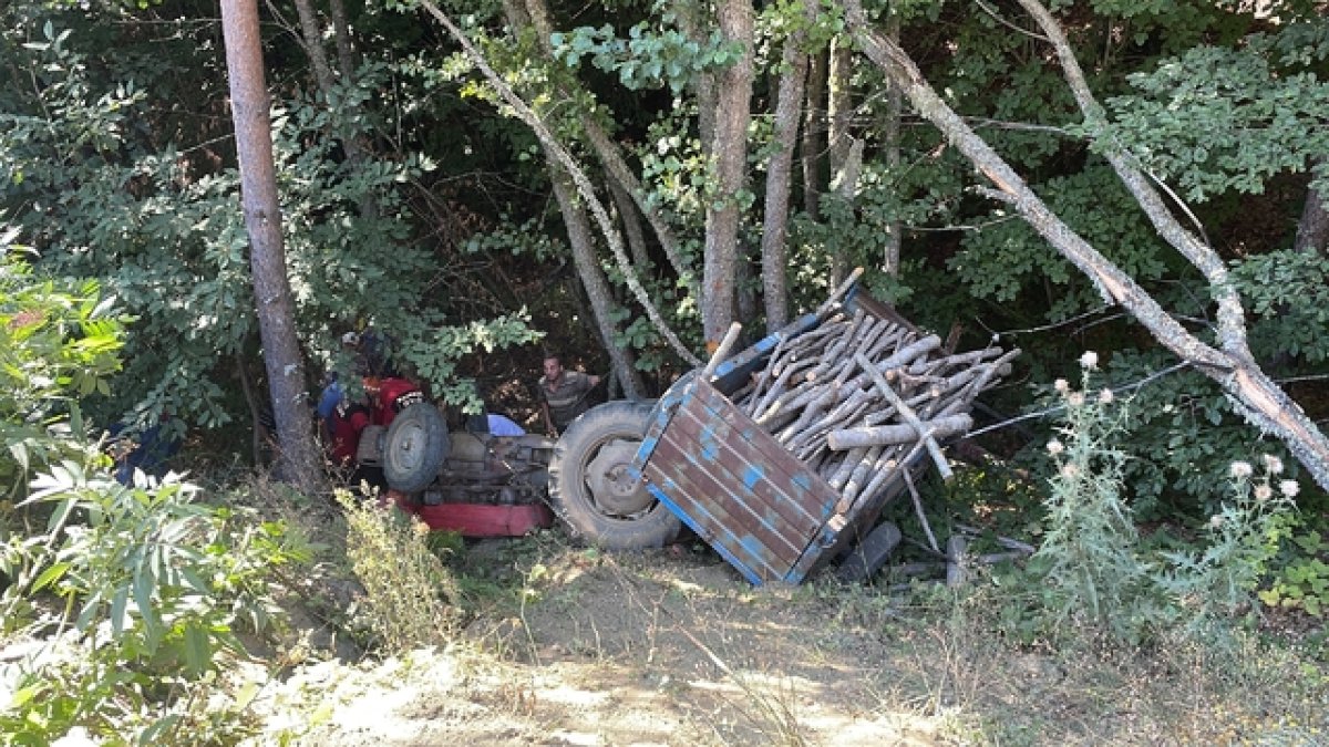 Kıbrıs gazisi dereye devrilen traktörde hayatını kaybetti