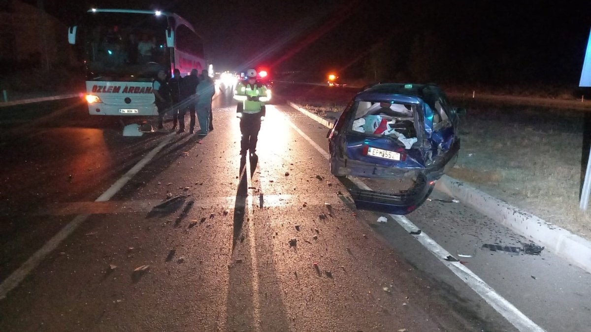 Amasya’da otomobil kırmızı ışıkta bekleyen otobüse çarptı: 3 yaralı