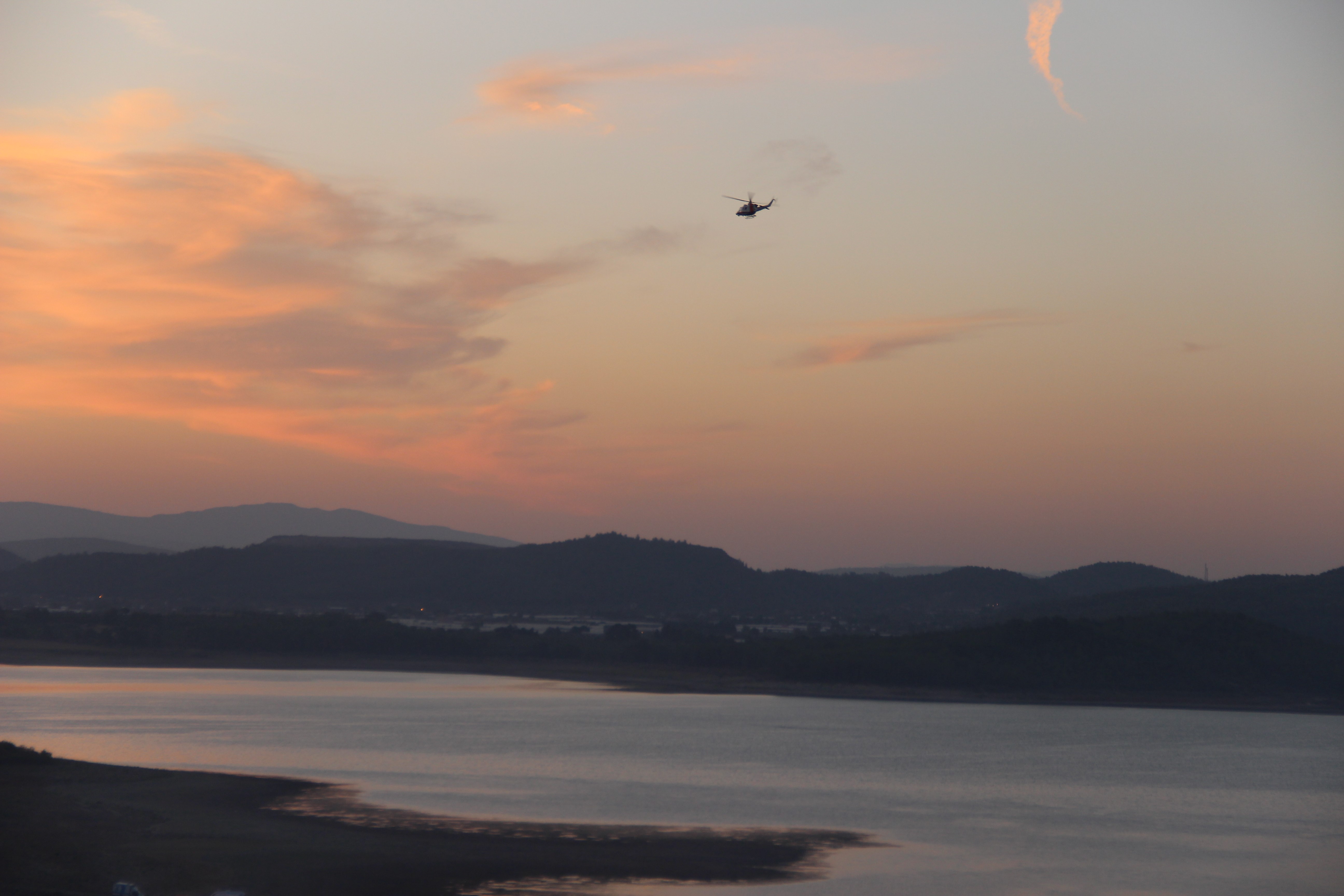 İzmir'de düşen helikopterdeki 3 kişiyi arama çalışmaları sürüyor