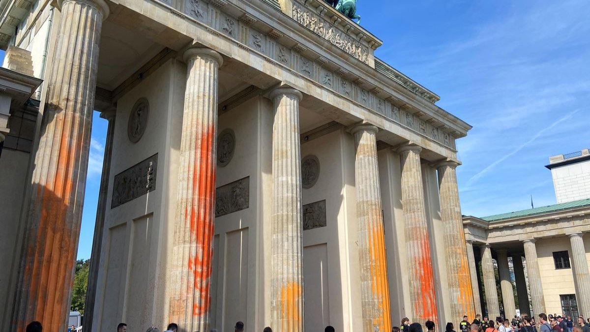 İklim aktivistleri bu kez de ünlü Brandenburg kapısını boyadı