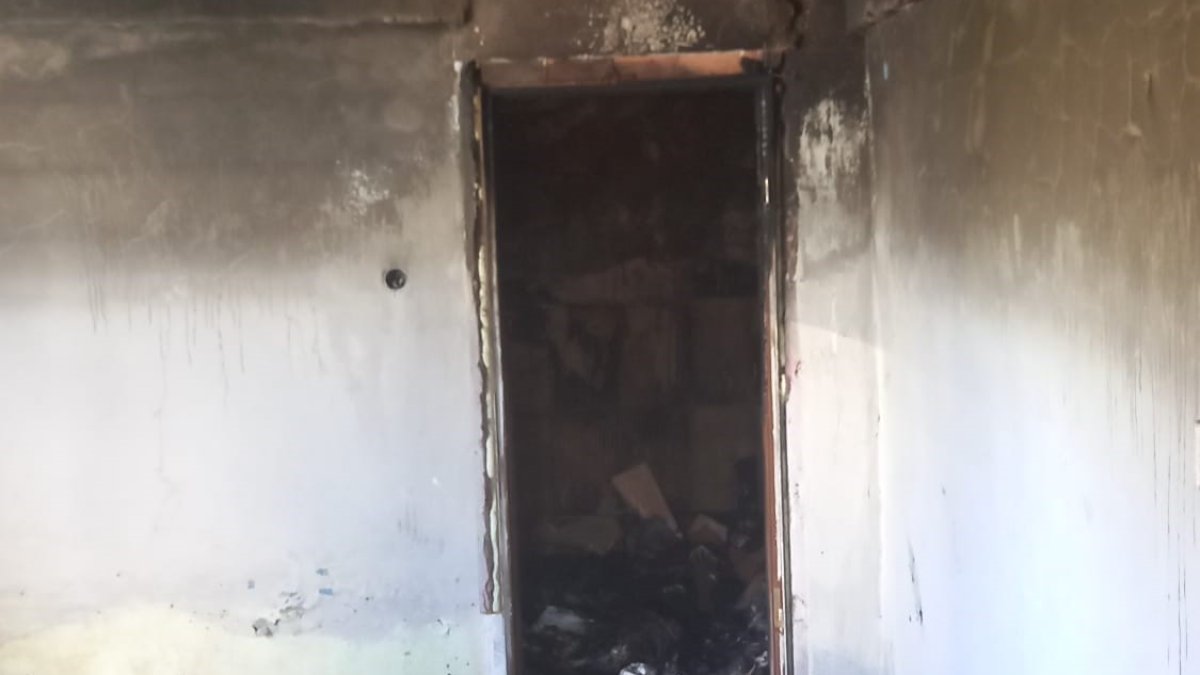 Evde çıkan yangında bir oda tamamen yandı