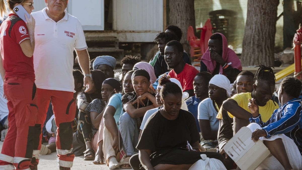 Göç akınına uğrayan Lampedusa Adası'ndaki düzensiz göçmenler tahliye ediliyor