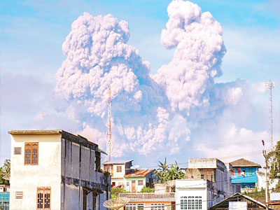 Sinabung Yanardağı’nda  korkutan patlama