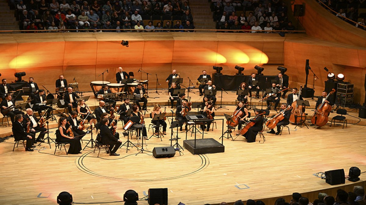 Ankara'da Senfoniyle Neşet Ertaş konseri düzenlendi