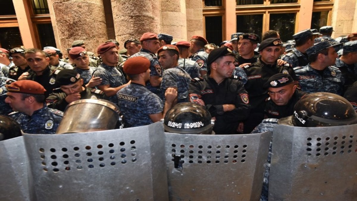 Ermenistan’da polis ile Başbakan Paşinyan karşıtları arasında arbede