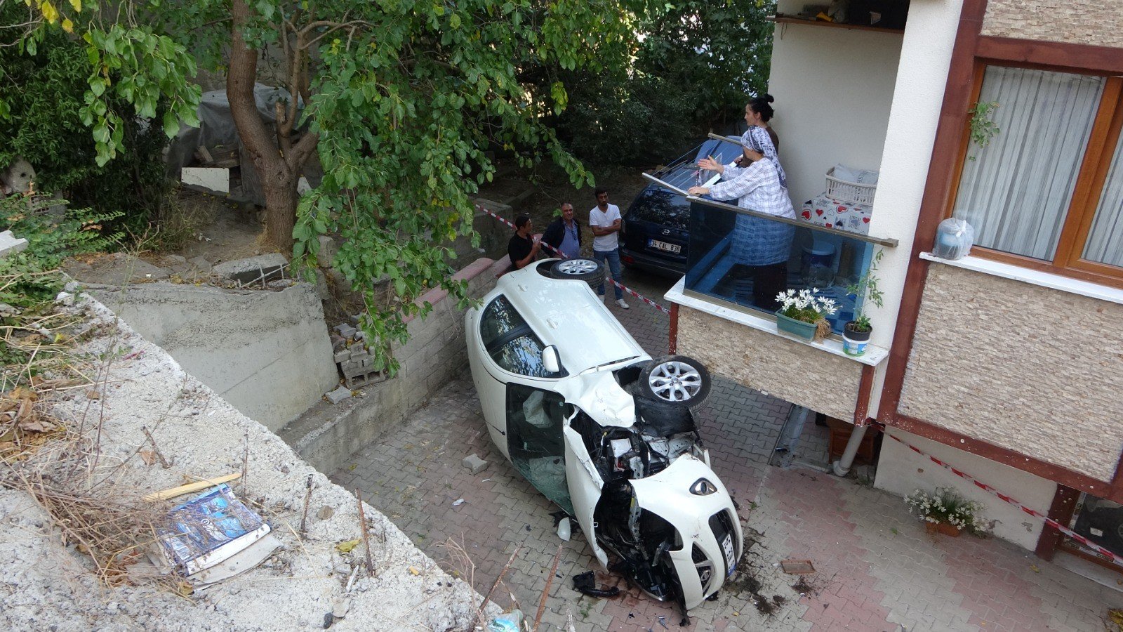 Otomobil apartman boşluğuna düştü. Kaza anı kamerada