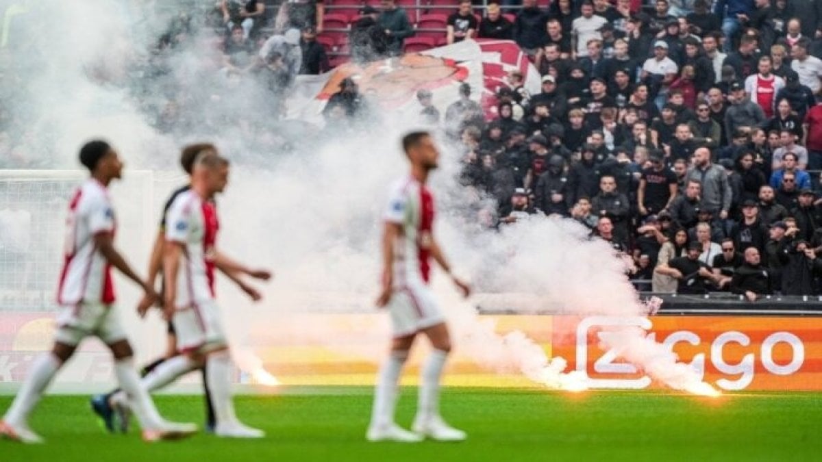 Derbiye holigan engeli. Ajax Feyenord maçı tatil edildi