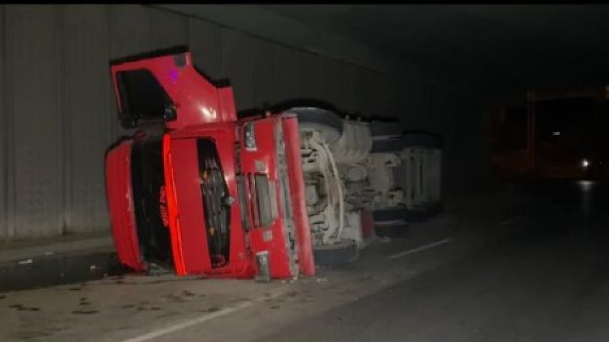 Pendik'te, alkollü sürücünün kullandığı kamyon yan yattı: 1 yaralı
