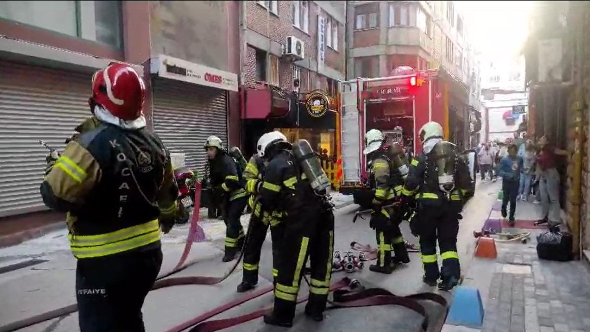 Karşı binada yangın çıktı, öğrenciler aldırış etmeden soru çözdü