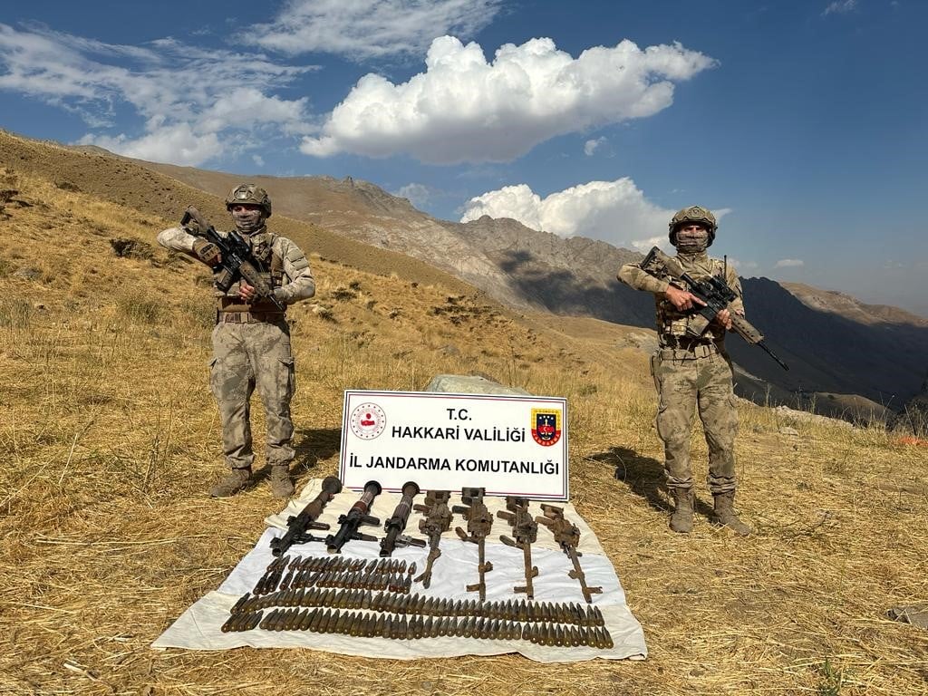 Hakkari'de 2 sığınakta silah ve mühimmat ele geçirildi