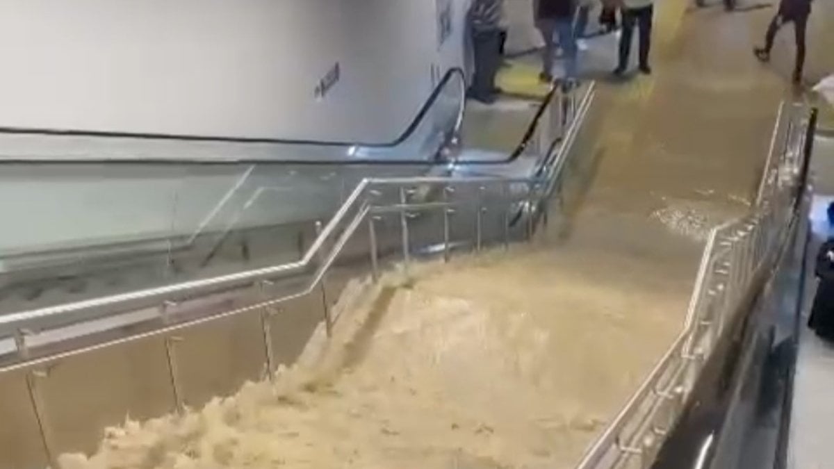 Pendik Metro durağı sular altında kaldı