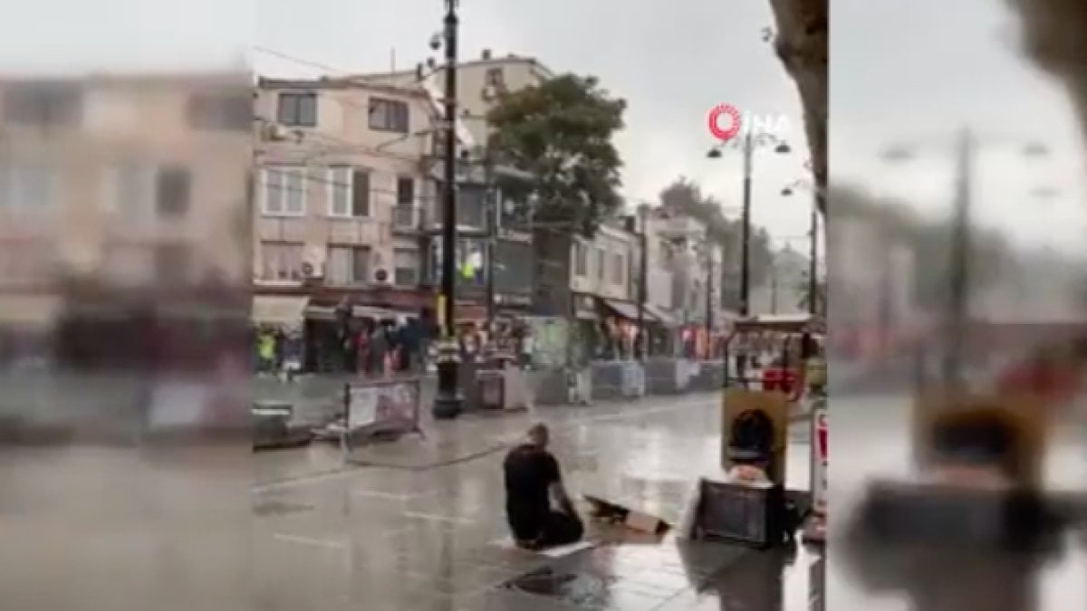 Fatih'te, sokak ortasında sağanak yağmur altında namaz kılan vatandaş