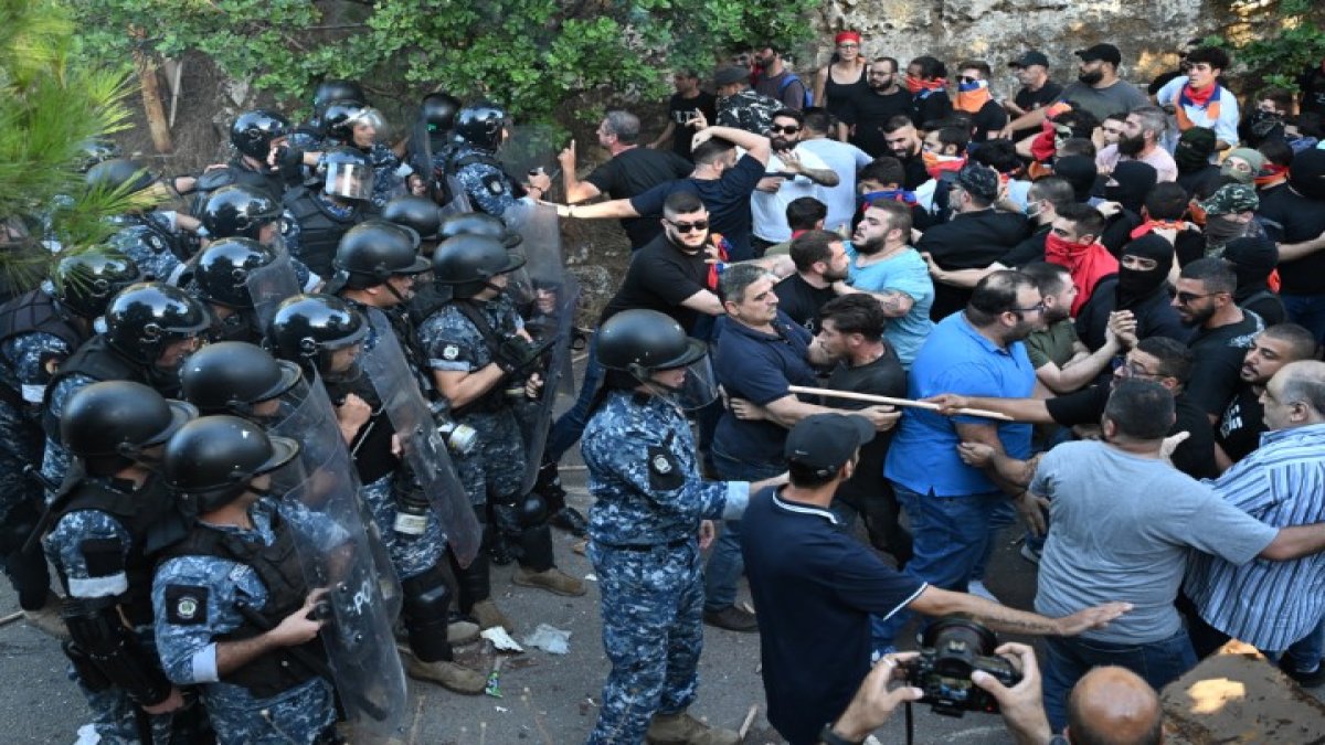 Lübnan'da büyükelçiliğe saldıran Ermeniler polisle çatıştı