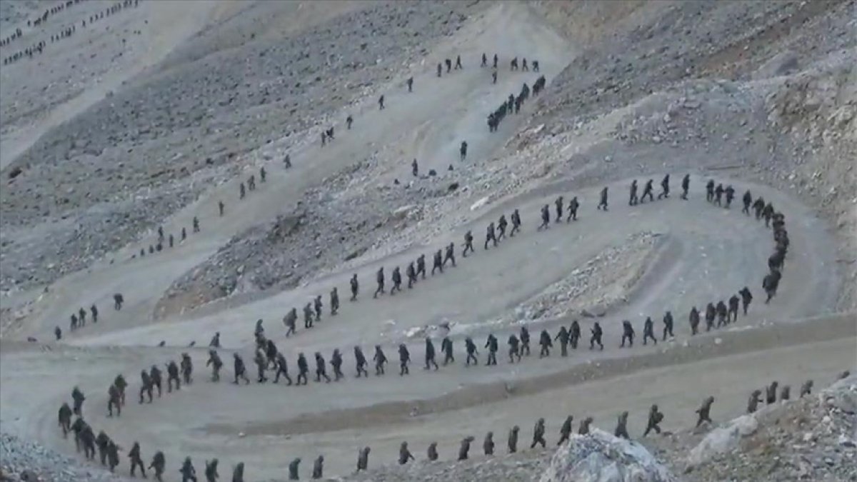 Mehmetçikten Gaziler Günü dolayısıyla Davraz Dağı'na zirve tırmanışı