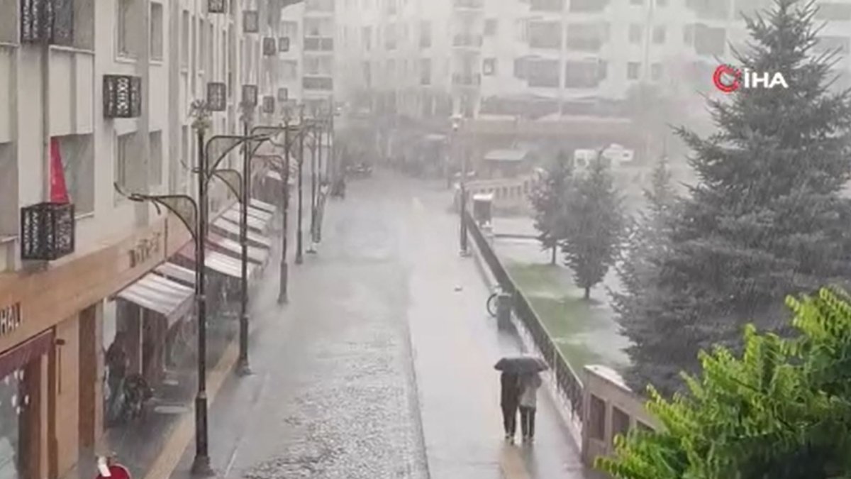 Sivas'ta sağanak yağış hayatı felç etti