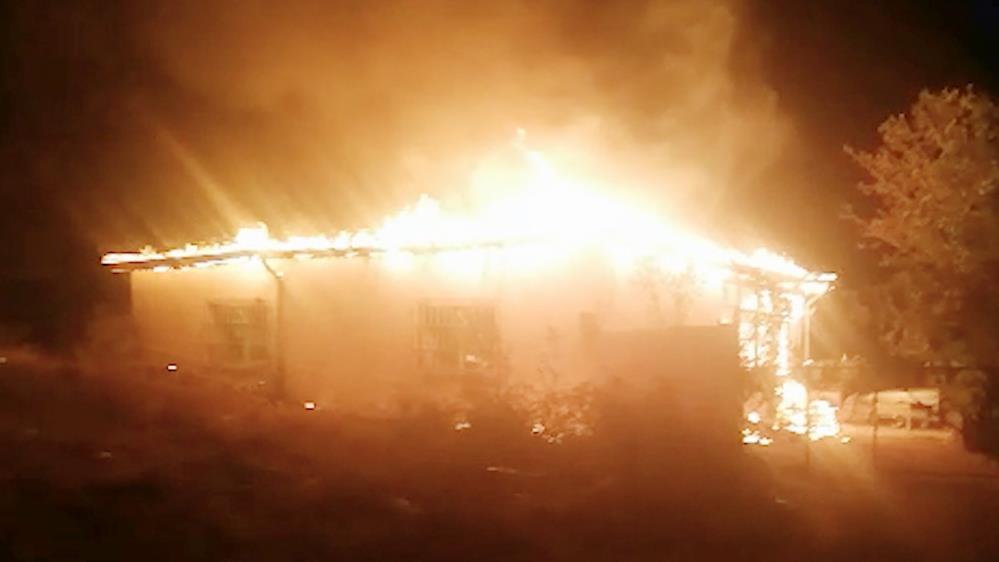 Tek katlı müstakil evin çatısında başlayan yangın, evi kül etti