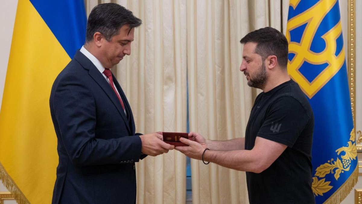 Zelenskiy'den Kiev Büyükelçisi Güldere’ye liyakat nişanı