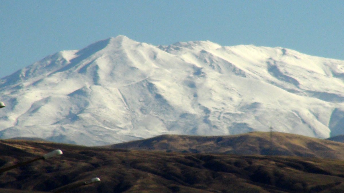 Süphan Dağı karla kaplandı. Kış geliyor, dağlar birbiri ardına beyaza bürünüyor