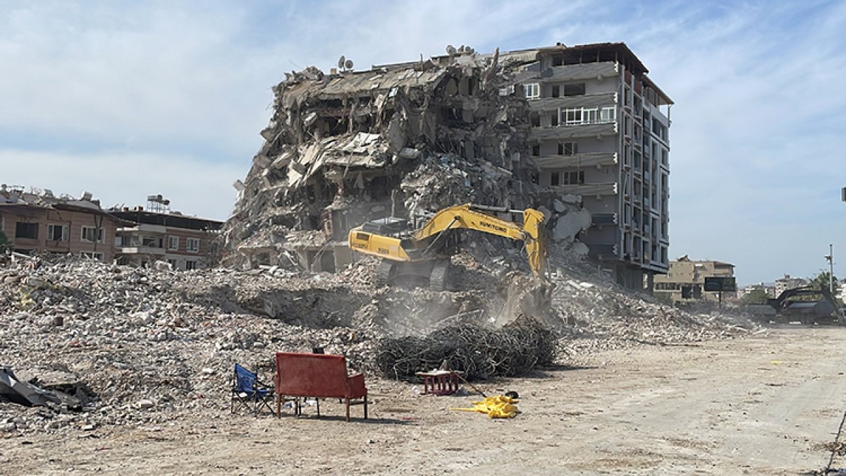 Depremde ağır hasar gören binaların kontrollü yıkımı sürüyor