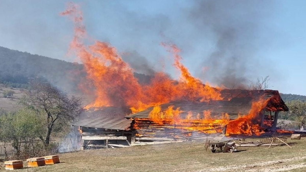Karabük'te 4 samanlık yandı