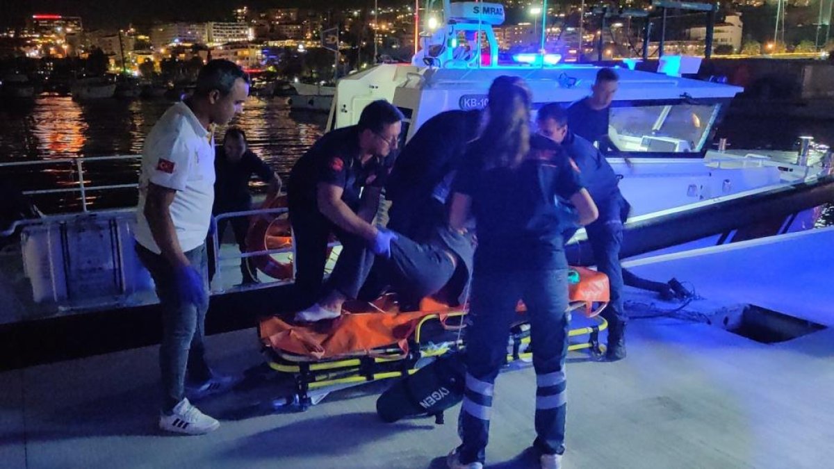 Kuşadası’nda denize alkollü giren kadını Sahil Güvenlik son anda kurtardı