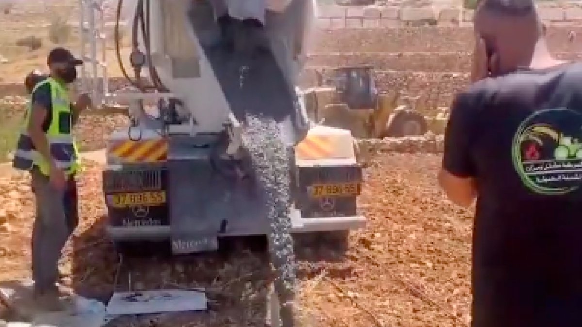 İsrailliler El Halil'de, Filistinlilerin su kaynaklarının bulunduğu yere çimento döküyor