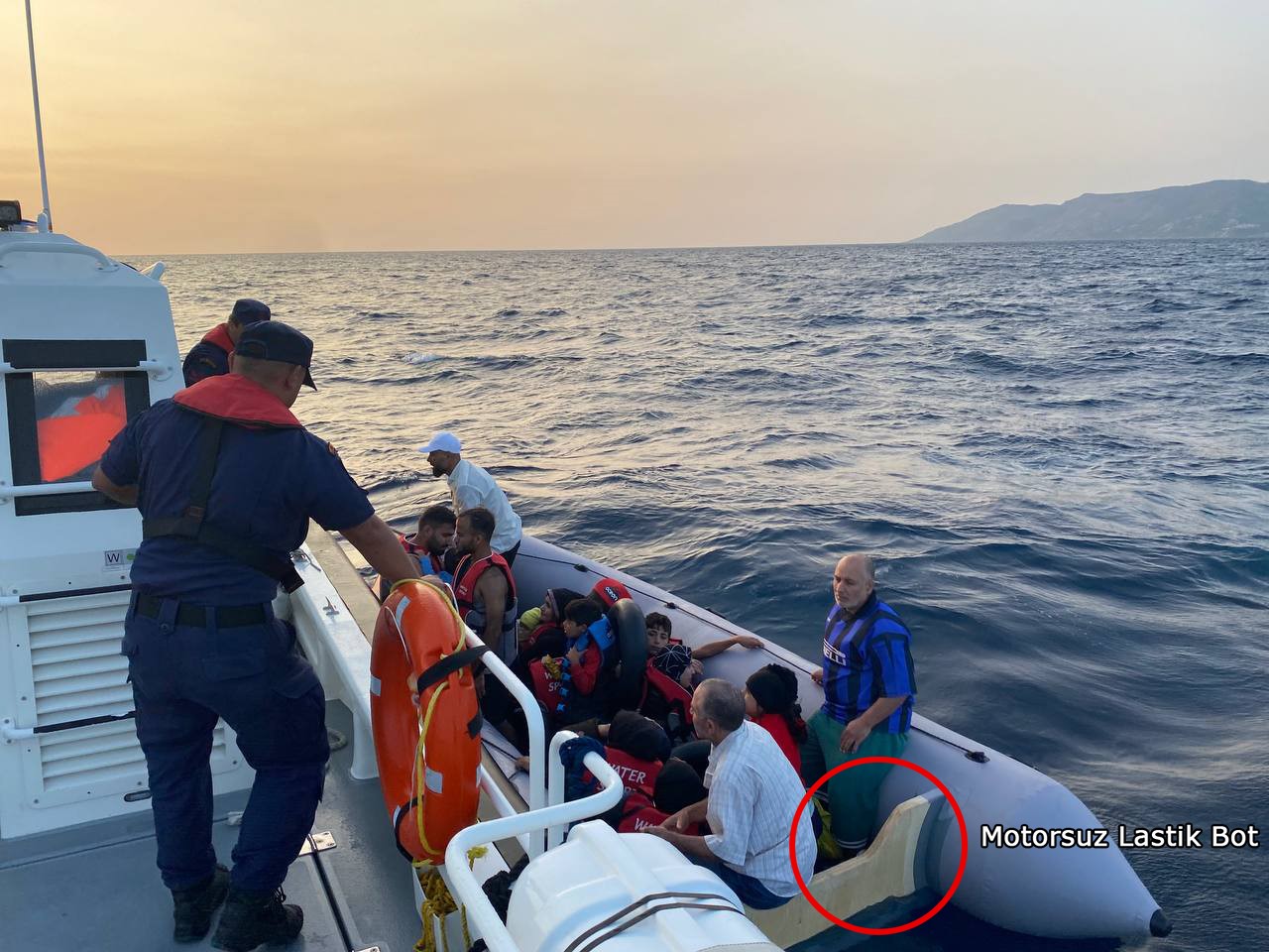 Yunan unsurları motorlarını söküp ölüme terk etti. 20 kaçak göçmen kurtarıldı