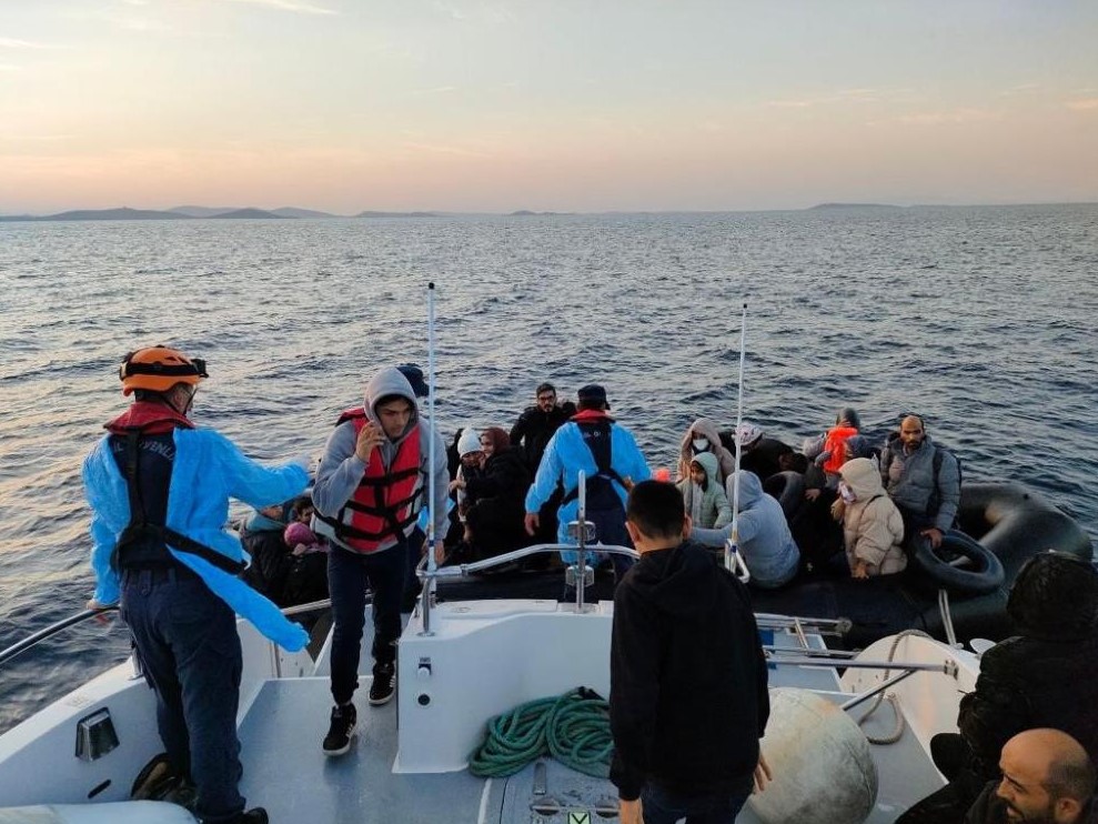 Balıkesir açıklarında botları arızalanan 45 kaçak göçmen kurtarıldı