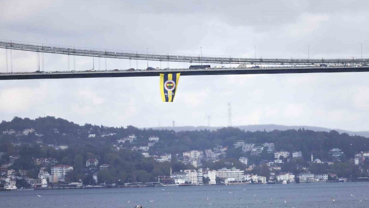 Köprülere Süper Kupa şampiyonu Fenerbahçe'nin bayrakları asıldı