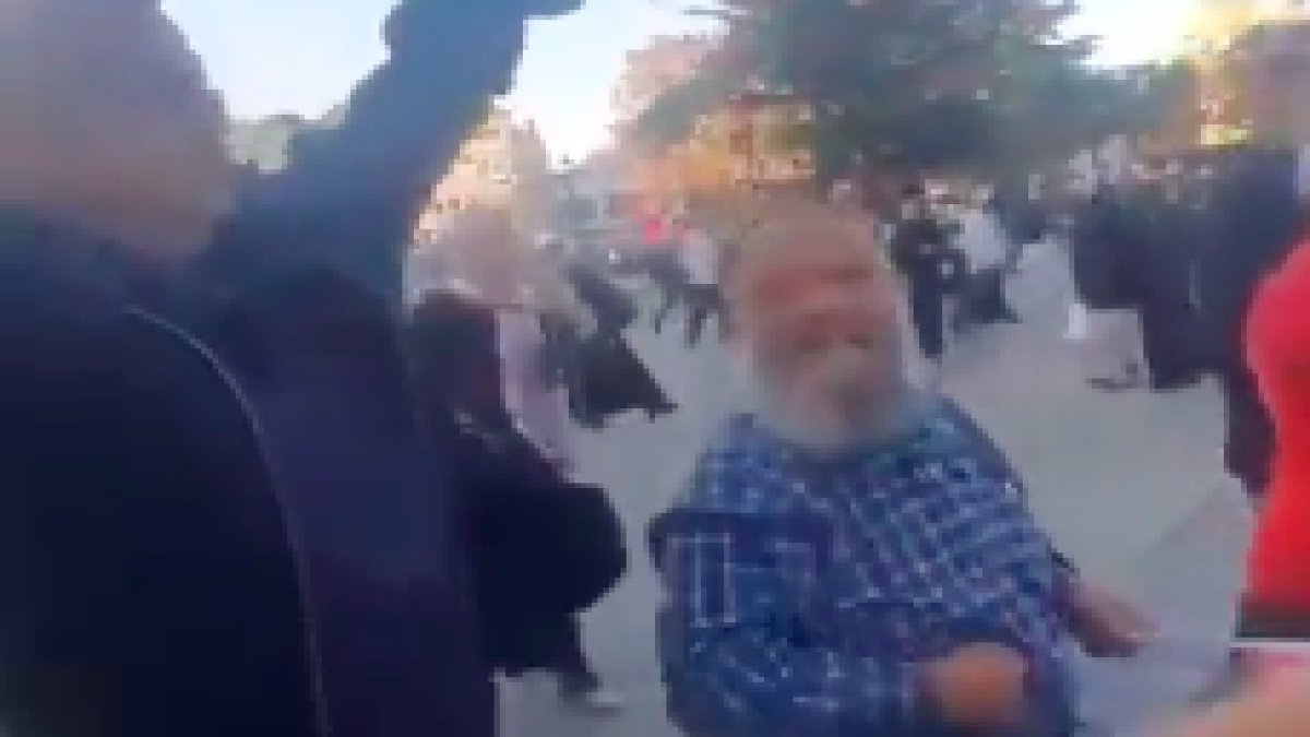 "Laiklik elden gidiyeaah, vatan haini" gibi çıkışlarıyla tanınan dede, İstanbul'da düzenlenen Filistin'e destek yürüyüşüne katıldı
