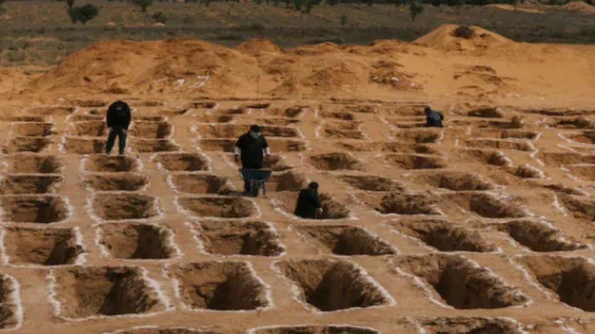 Gazze Şeridi’nde toplu mezarlar kazılıyor