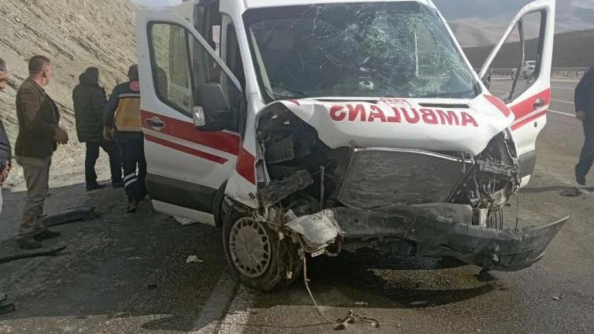 Hasta taşıyan ambulans kaza yaptı: 4 yaralı