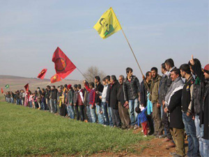 PKK paçavralarıyla sokaklara döküldüler