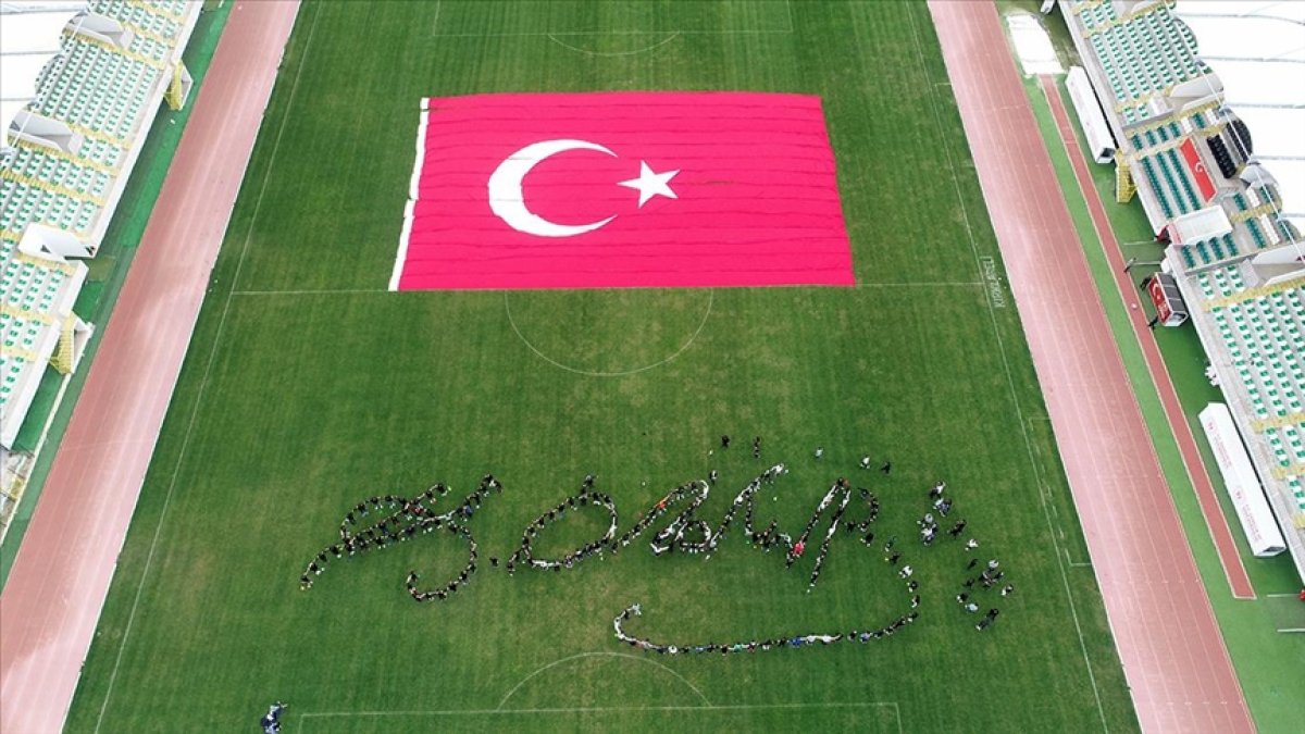 Kırklareli'nde 250 öğrenciyle Atatürk'ün imzasına koreografi