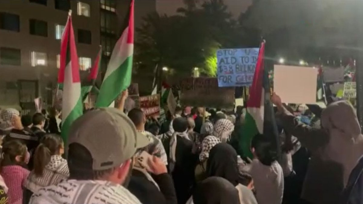 Yüzlerce Filistinliden İsrail'in ABD Büyükelçiliği önünde ateşkes çağrısı