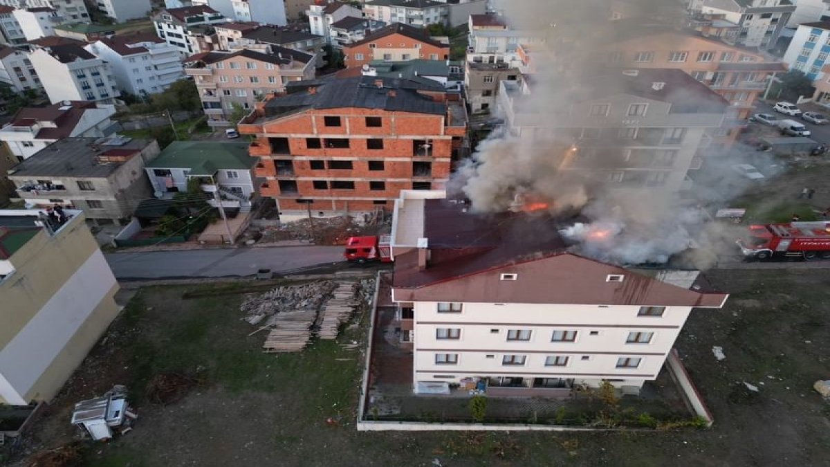 Çatı yangını mahalleliyi sokağa döktü