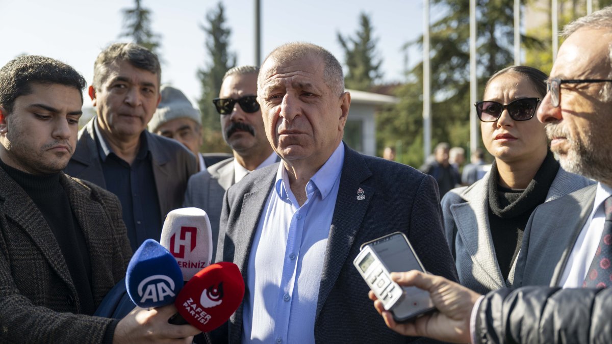 Ümit Özdağ Ankara Adliyesi önünde basın açıklaması yaptı