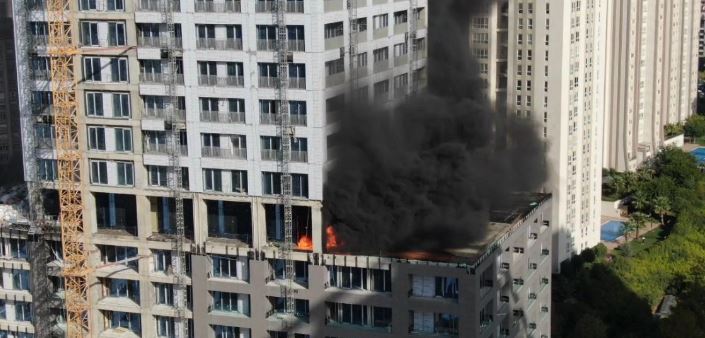 Ataşehir'de 40 katlı rezidansta yangını