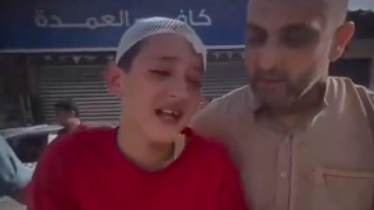 Kız kardeşi bombardımanda olan Gazzeli çocuk: “Kız kardeşimin saç telinden alabilir miyim?”