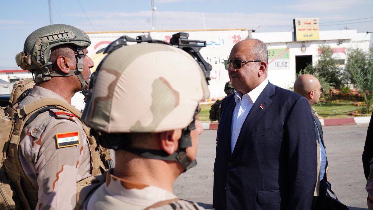 Irak Savunma Bakanı Abbasi’den Ayn el-Esed üssüne sürpriz ziyaret